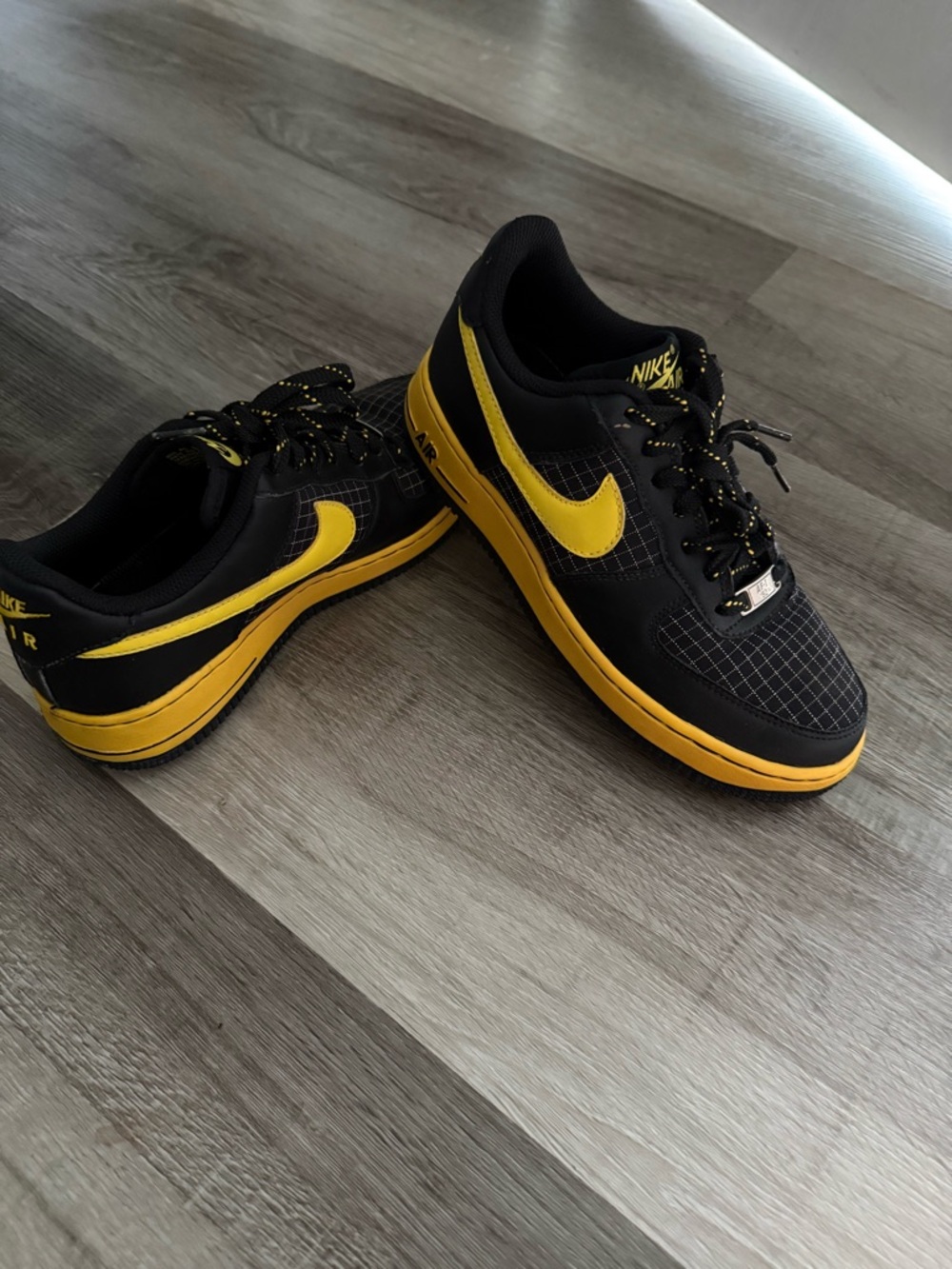 Nike Boy & Girls (Unisex) 6 YOUNG Low-Top Sneakers - Black & Yellow Swoosh